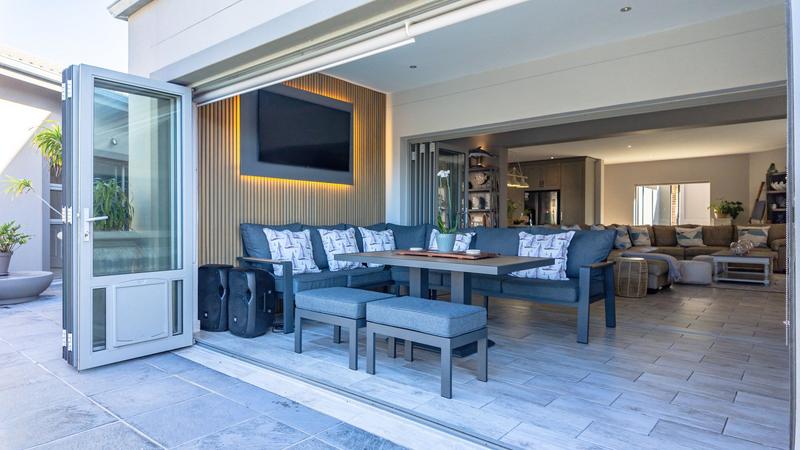 6 Bedroom Property for Sale in Outeniqua Strand Western Cape